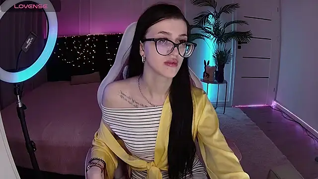 Snapshot of Ariella_Me chatting on June 3, 2026, 6:27 am Ariella Me online show from June 3, 2026, 6:27 am