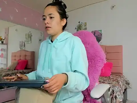 ivyyemerald  online show from June 3, 2026, 12:52 pm