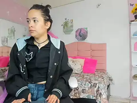 ivyyemerald  online show from June 6, 2026, 12:43 pm