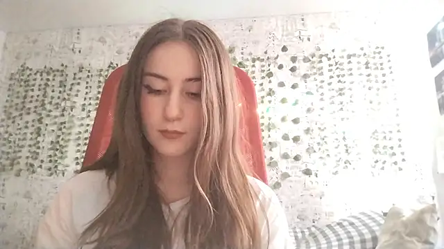 Pollykiss online show from June 5, 2026, 1:17 pm