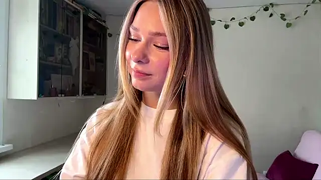 JulietFekete online show from May 28, 2026, 12:24 pm