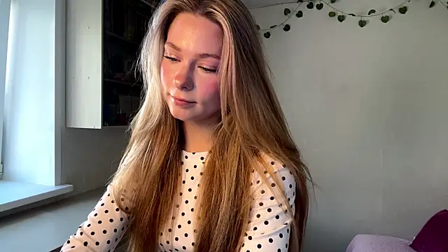 JulietFekete online show from May 31, 2026, 10:11 am