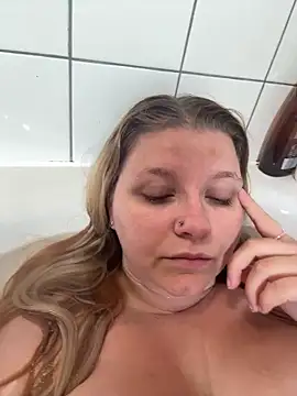 LucieLouBabe online show from June 5, 2026, 10:43 am