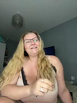 LucieLouBabe online show from June 11, 2026, 10:52 pm