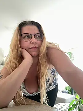 LucieLouBabe online show from June 12, 2026, 12:04 pm