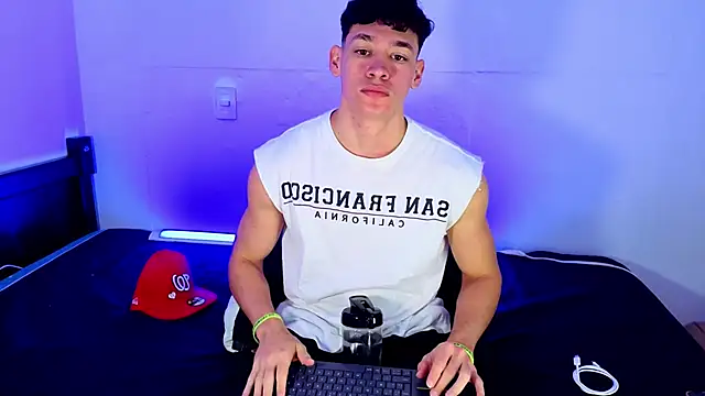Snapshot of Luke_Muscle chatting on June 5, 2026, 1:50 pm Luke Muscle online show from June 5, 2026, 1:50 pm