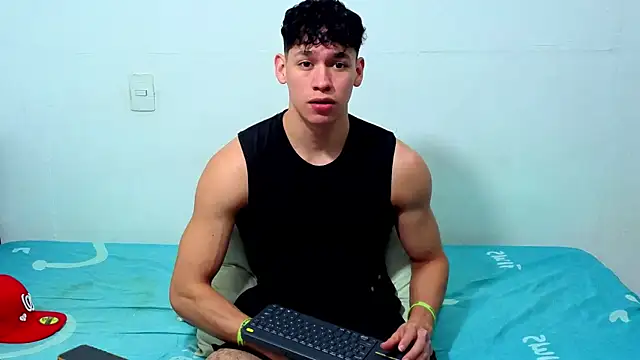 Snapshot of Luke_Muscle chatting on June 8, 2026, 1:39 am Luke Muscle online show from June 8, 2026, 1:39 am