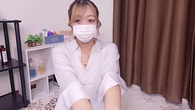 Snapshot of Riona_H chatting on June 3, 2026, 11:35 am Riona H online show from June 3, 2026, 11:35 am