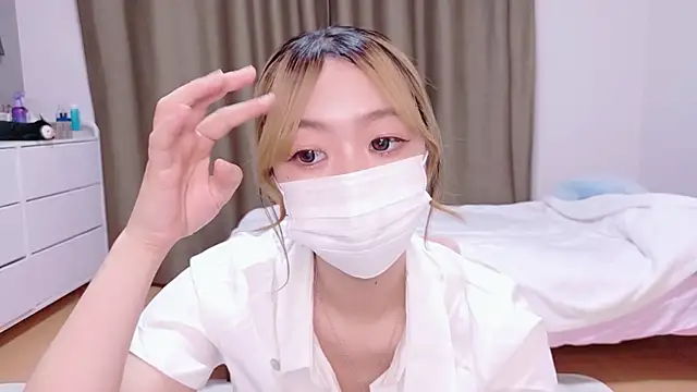 Snapshot of Riona_H chatting on June 16, 2026, 11:24 am Riona H online show from June 16, 2026, 11:24 am