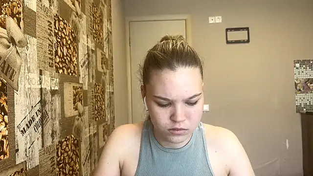 Snapshot of HellyRay chatting on June 8, 2026, 1:22 pm HellyRay online show from June 8, 2026, 1:22 pm