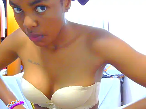 prettysuri22 online show from June 7, 2026, 10:08 am