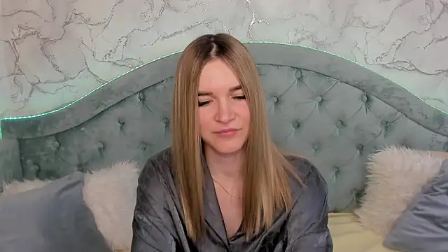 Snapshot of RoxyReignn chatting on June 2, 2026, 10:34 pm RoxyReignn online show from June 2, 2026, 10:34 pm