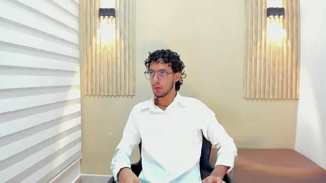 Snapshot of LEO_SANZ66 chatting on June 4, 2026, 12:22 pm LEO SANZ66 online show from June 4, 2026, 12:22 pm
