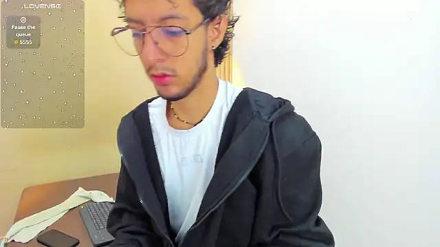 Snapshot of LEO_SANZ66 chatting on June 10, 2026, 12:15 pm LEO SANZ66 online show from June 10, 2026, 12:15 pm