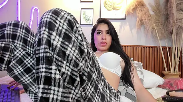 CARLA FERRERM online show from June 6, 2026, 7:57 am