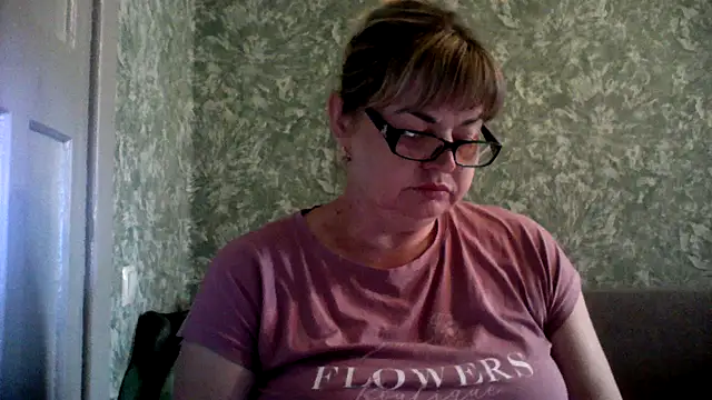 Snapshot of Empress211 chatting on June 2, 2026, 1:24 pm Empress211 online show from June 2, 2026, 1:24 pm