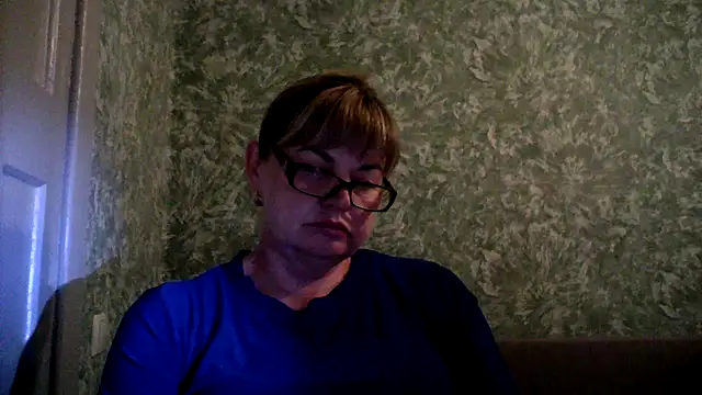 Snapshot of Empress211 chatting on June 8, 2026, 6:19 pm Empress211 online show from June 8, 2026, 6:19 pm