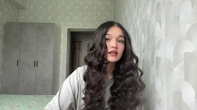 LisetteParajon online show from June 11, 2026, 5:05 am