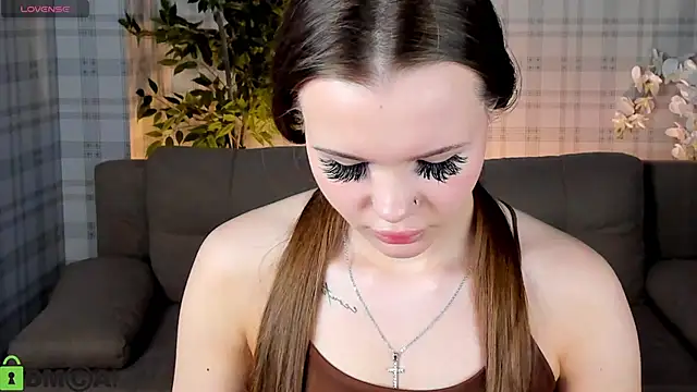 Snapshot of Ella_Butler chatting on June 2, 2026, 9:33 am Ella Butler online show from June 2, 2026, 9:33 am