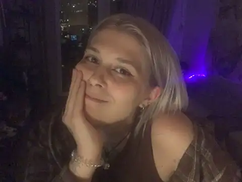 Snapshot of Ella_Bloom chatting on May 29, 2026, 6:17 pm Ella Bloom online show from May 29, 2026, 6:17 pm