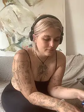 Snapshot of Ella_Bloom chatting on June 6, 2026, 9:03 am Ella Bloom online show from June 6, 2026, 9:03 am