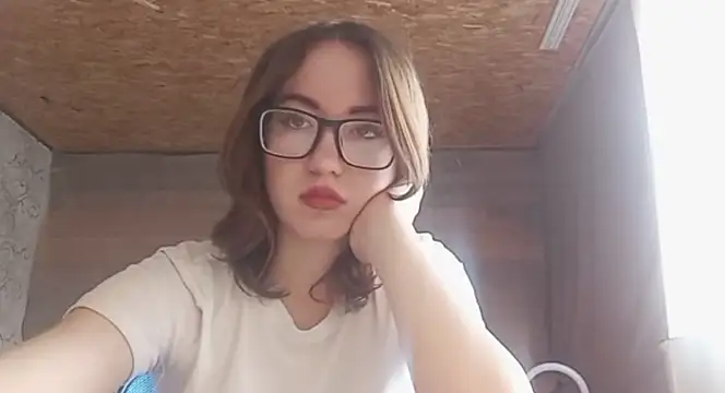 OliviaMoment online show from June 1, 2026, 9:44 am
