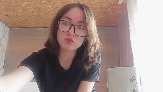 OliviaMoment online show from June 5, 2026, 10:21 am