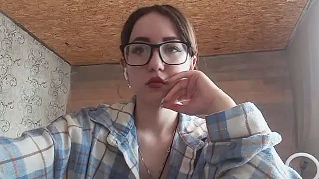 OliviaMoment online show from June 7, 2026, 10:08 am