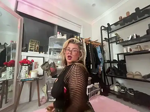 Snapshot of luckygigi chatting on June 6, 2026, 7:35 am luckygigi online show from June 6, 2026, 7:35 am