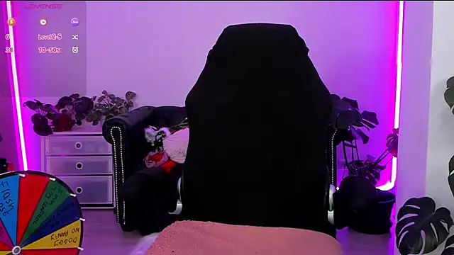 LindaWhite  online show from January 24, 2025, 5:00 pm