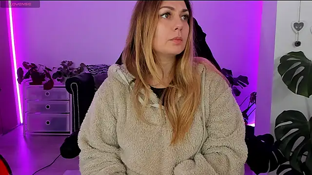 LindaWhite  online show from February 8, 2025, 9:57 pm