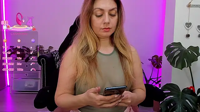 LindaWhite  online show from March 18, 2025, 5:10 pm