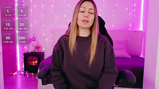 LindaWhite  online show from February 15, 2026, 9:55 pm