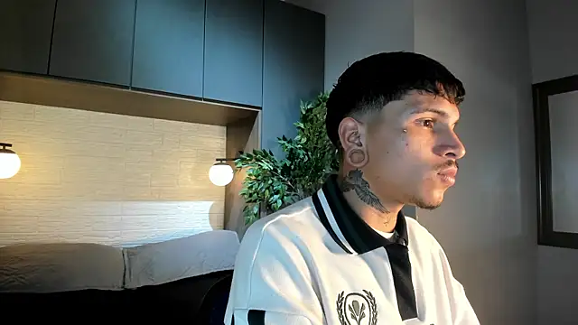 Snapshot of Valentino_Knox chatting on June 4, 2026, 11:27 am Valentino Knox online show from June 4, 2026, 11:27 am