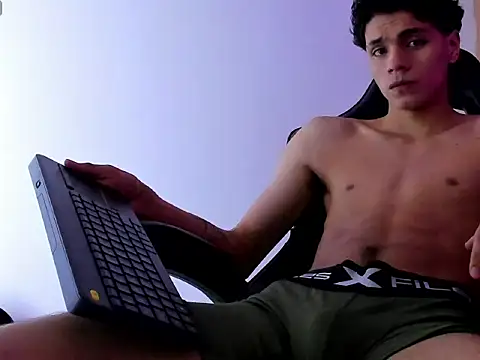 Ithan Hott online show from June 3, 2026, 3:53 am
