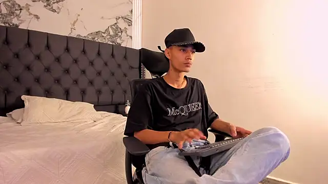 LucasJhonson  online show from June 10, 2026, 4:34 am