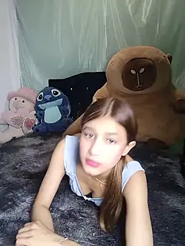 Snapshot of Zoehoney_18 chatting on June 10, 2026, 4:12 am Zoehoney 18 online show from June 10, 2026, 4:12 am