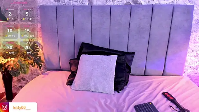 Moon  kittyy online show from June 6, 2026, 3:44 am