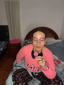 ArielFerrara online show from June 11, 2026, 5:05 am