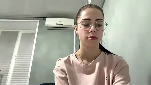 Snapshot of LianaMagic chatting on June 2, 2026, 5:04 pm LianaMagic online show from June 2, 2026, 5:04 pm