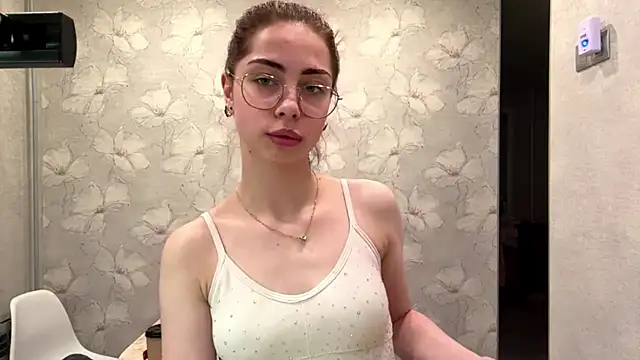 Snapshot of LianaMagic chatting on June 6, 2026, 5:06 pm LianaMagic online show from June 6, 2026, 5:06 pm