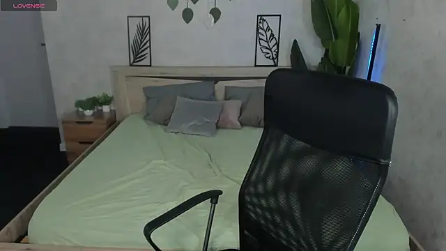 Violeta Paul online show from June 8, 2026, 1:28 am