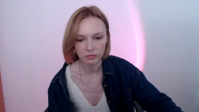 Snapshot of AdelleLovee_ chatting on June 8, 2026, 7:20 am AdelleLovee online show from June 8, 2026, 7:20 am