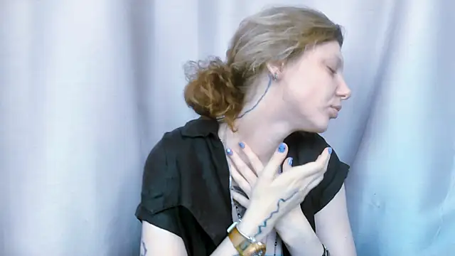 VivienDarkbloom online show from June 6, 2026, 12:43 pm