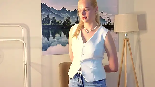 Snapshot of GabrieleHonor chatting on June 4, 2026, 5:02 am GabrieleHonor online show from June 4, 2026, 5:02 am