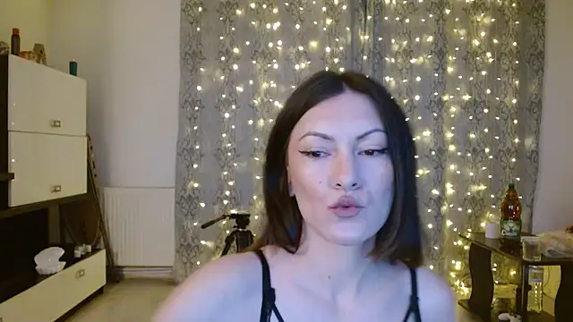 Snapshot of LoraBelle12 chatting on June 9, 2026, 8:42 pm LoraBelle12 online show from June 9, 2026, 8:42 pm