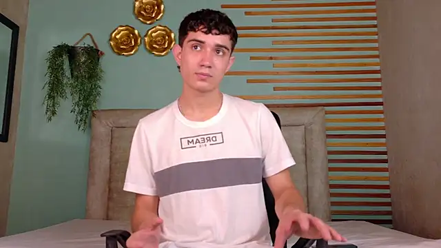Snapshot of aalejo_gray chatting on June 6, 2026, 7:29 pm aalejo gray online show from June 6, 2026, 7:29 pm