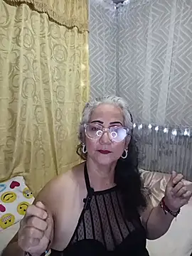 ReinaMadura online show from June 12, 2026, 3:27 am