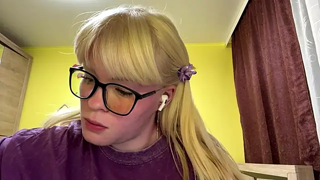 LeslyKelly online show from June 7, 2026, 7:17 pm