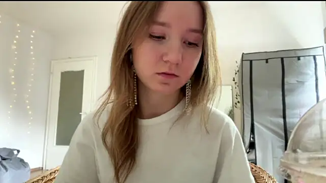 smalllisa online show from June 5, 2026, 3:07 pm